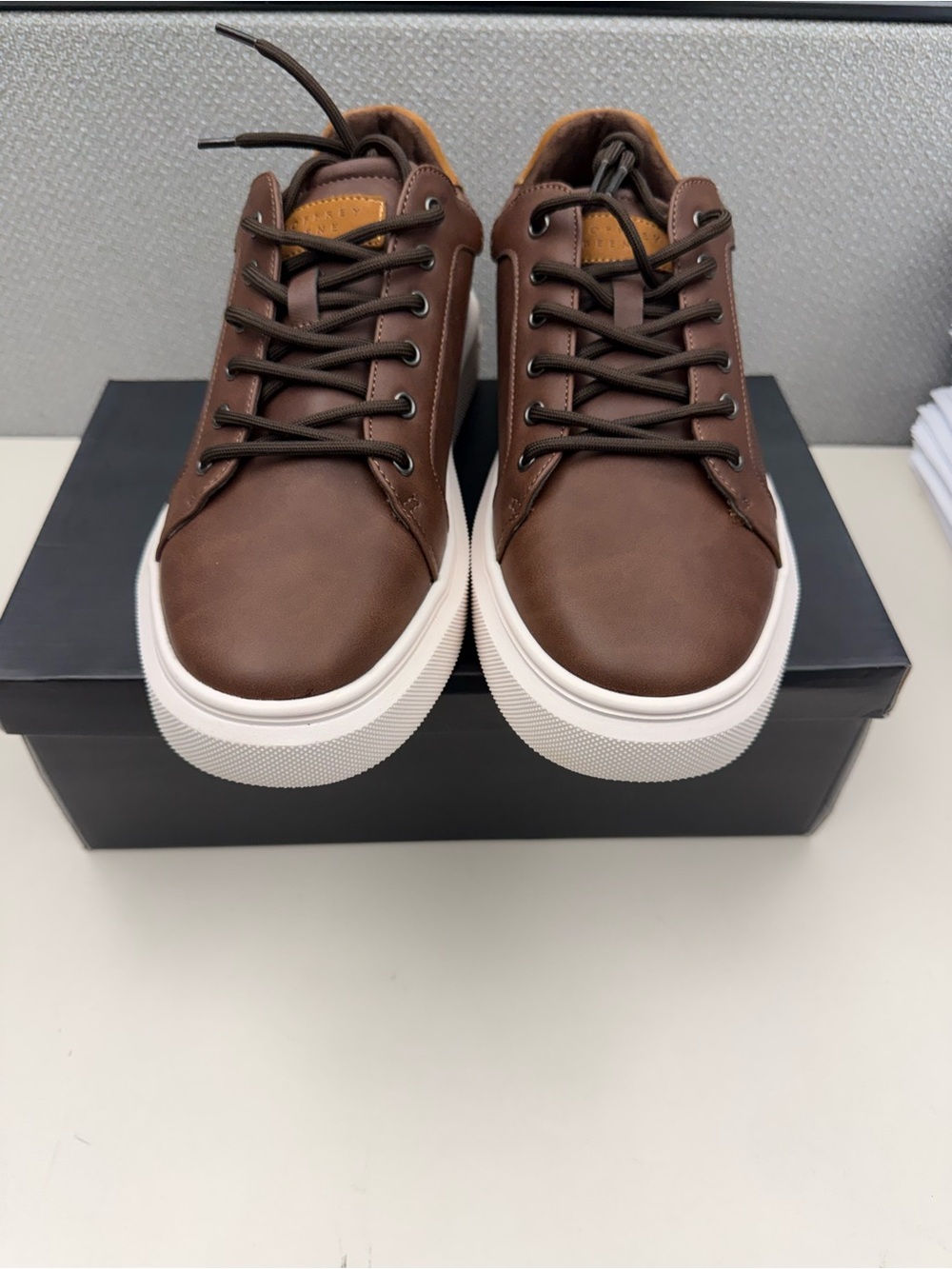 Geoffrey benne men’s size 9.5 foux leather sneakers